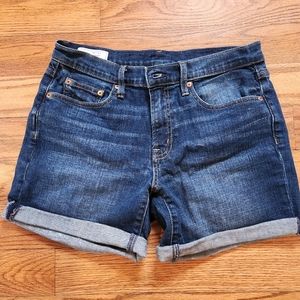 Gap jeans shorts. mid rise size 6. 5 inch inseam.